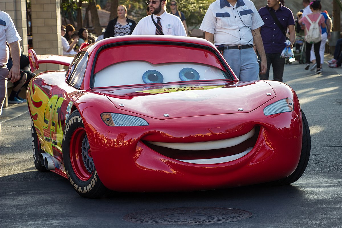 Un Enfant Sur Une Voiture De Course Rouge Avec Le Numéro 3 Sur Le Devant.