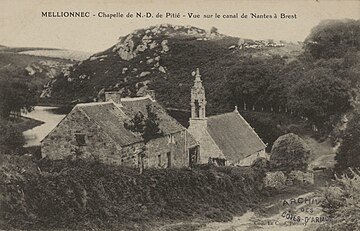 Fichier:Mellionnec_-_Chapelle_de_Notre-Dame_de_Pitié_et_vue_sur_le_canal_de_Nantes_à_Brest_-_AD22_-_16FI2463.jpg