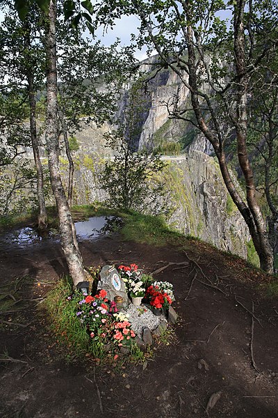 File:Memorial stone at Måbødalen, 2011 August.jpg