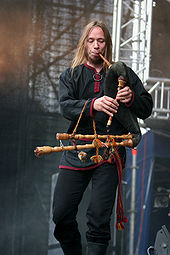 Lauri Ounapuu of Metsatoll with the torupill Metsatoll-2006-4.jpg