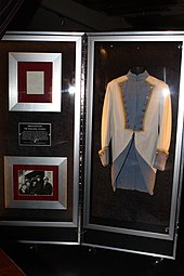  Куртка Джаггера в стиле милитари, которую носил во время тура 1989–1990 годов, демонстрируется в Hard Rock Cafe, Сидней, Австралия.