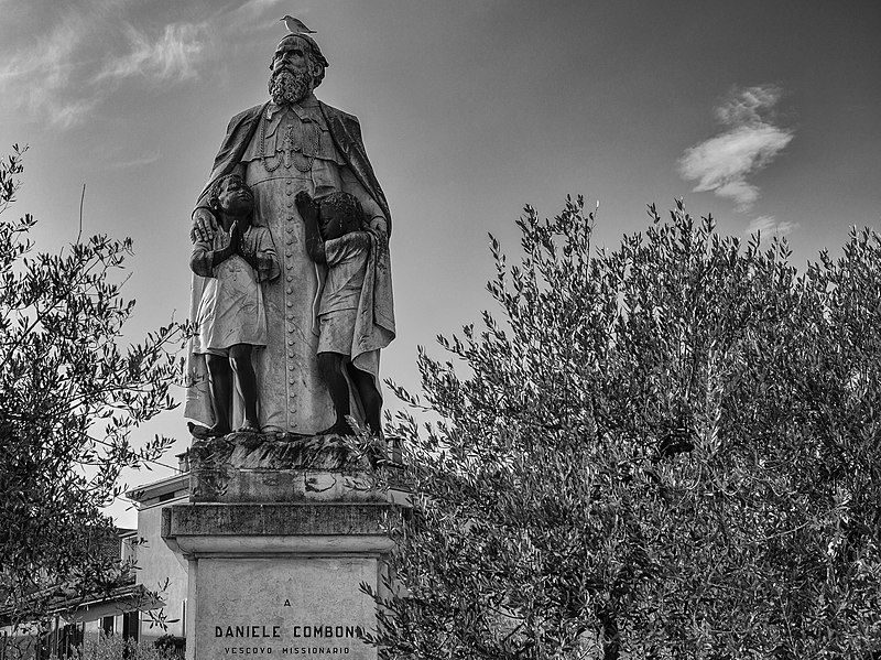 File:Monumento a Daniele Comboni bianco e nero.jpg