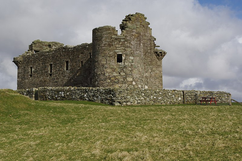File:Muness Castle - geograph.org.uk - 3928120.jpg