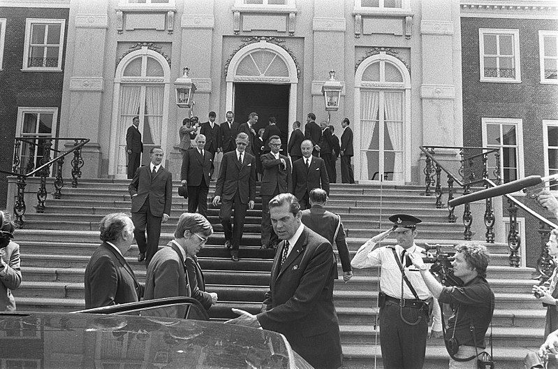 File:Na afloop van de beëdiging verlaten de ministers paleis Huis ten Bosch. Vooraan , Bestanddeelnr 924-7079.jpg