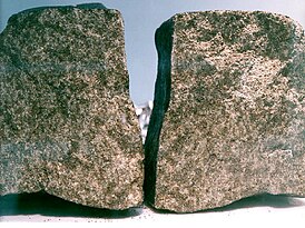Duas partes do meteorito Nakhla e seu núcleo após a separação em 1998