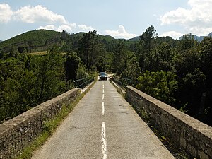 Narrow two lanes bridge Ponte di Nuceta.jpg
