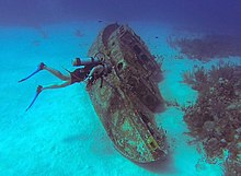 Diver looking at a shipwreck in the Caribbean Sea. Naufragio por Gustavo Gerdel.jpg