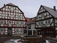 Marktplatz mit Ratskeller und Brunnen