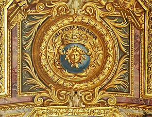 Représentation de Louis XIV en roi soleil, avec sa devise (Nec Pluribus Impar : Non pareil à la multitude)