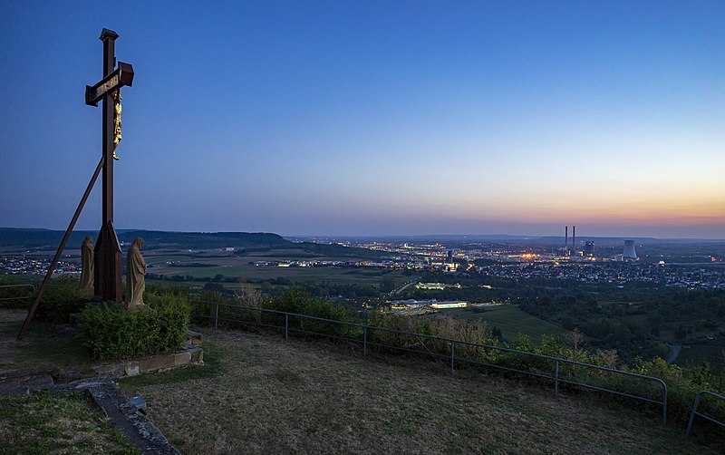 File:Neckarsulm - Scheuerberg - Gipfelkreuz und Blick nach SSW auf Heilbronn und Neckarsulm.jpg