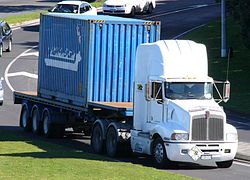 Un tracteur attelé d'une semi type porte-conteneur (Nouvelle-Zélande).