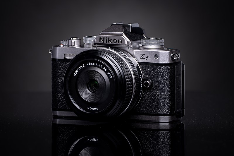 File:Nikon Z fc with Nikkor Z 28mm F2.8 SE - by Henry Söderlund (51675302954).jpg