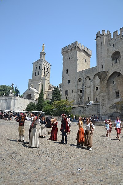 File:Notre Dame des Doms et palais des papes en festival 2015.JPG