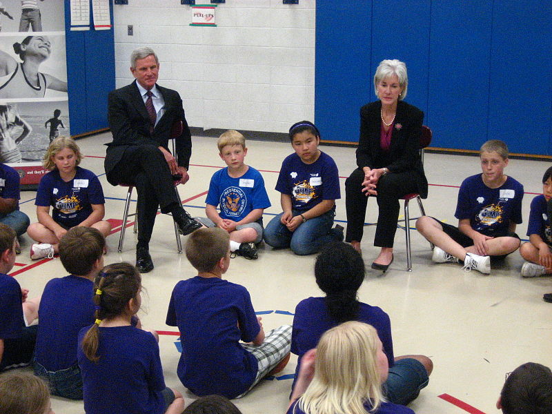 File:On Friday, May 14th, HHS Secretary Kathleen Sebelius visited Templeton Elementary School in Bloomington, IN. Here she and Congressman Baron Hill talk with students about the importance of physical activity.jpg