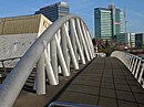 De Oosterdoksdraaibrug, met links de Klimhal - foto van Fons Heijnsbroek, december 2013