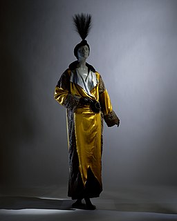 <span class="mw-page-title-main">Opera cloak</span> Long, generally loose coat of luxurious fabric, worn over evening dress