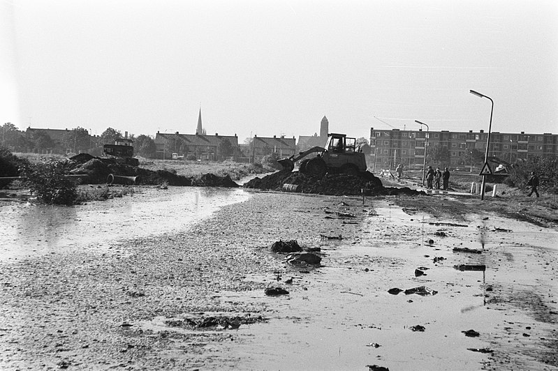 File:Overstroomd bouwterrein in Alphen aan den Rijn, Bestanddeelnr 925-9296.jpg