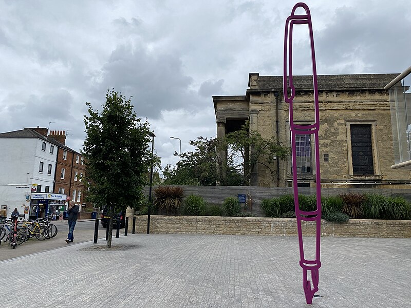 File:Oxford pink pen monument 1.jpg