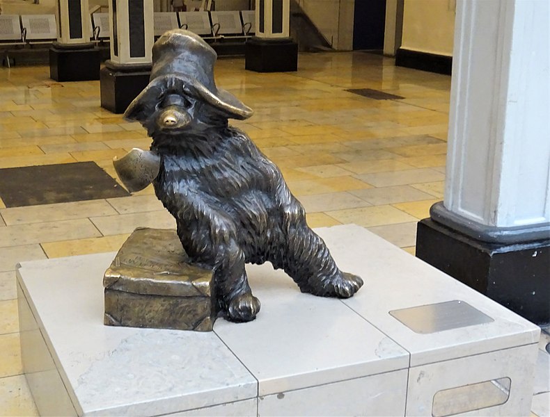 File:Paddington Bear, Paddington Station, London.jpg