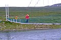 Hängebrücke über den Vuojatädno, der aus den großen Seen kommt
