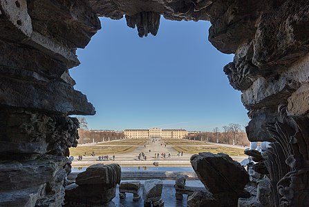 Schloss Schönbrunn vom Neptunbrunnen.