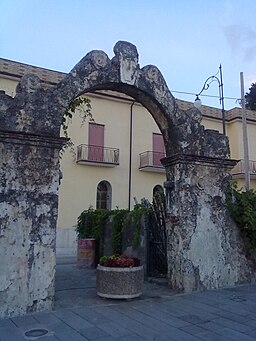 Palazzo Carafa ingresso.jpg