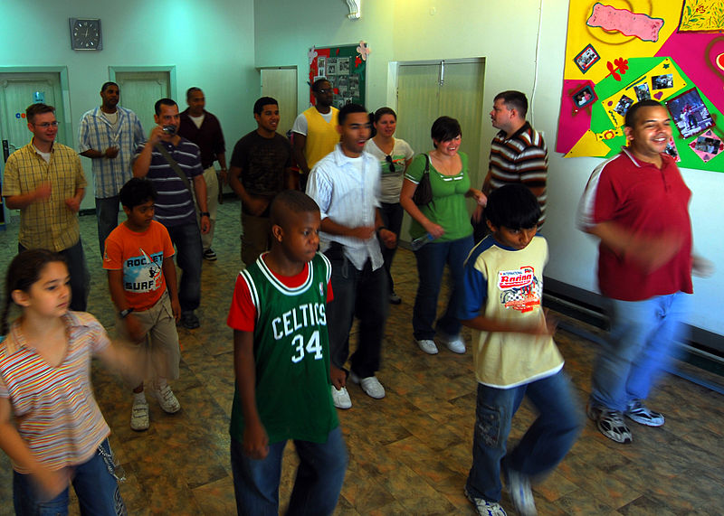 File:Peleliu Sailors Visit Children's Center in Bahrain DVIDS103257.jpg