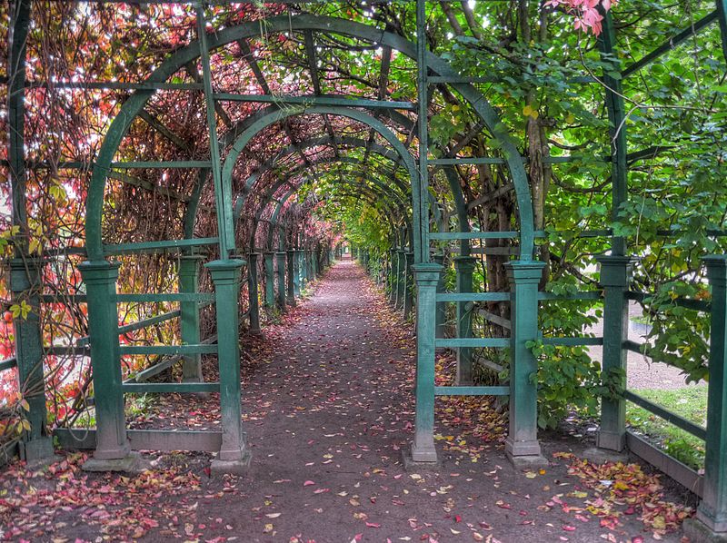 File:Peterhof Upper Garden Arch HDR (4083085182).jpg