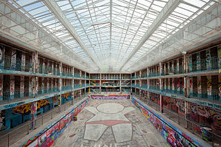 <span class="mw-page-title-main">Piscine Molitor</span> Swimming pool and hotel complex in Paris, France