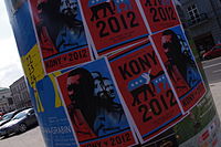 Plakat akcji Kony 2012 przy pl. Trzech Krzyży w Warszawie.JPG