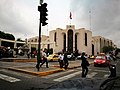 Lado sur de la plaza con la entrada principal de la Corte Superior de Justicia de Arequipa.