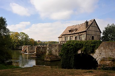 Windmühle in der Nähe der zerstörten Brücke