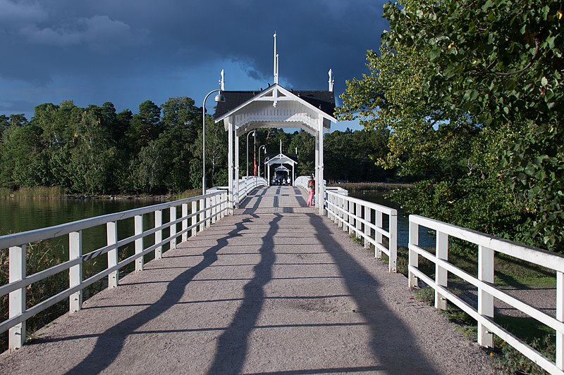 File:Pont d'accès à l'île de Seurasaari (13970758672).jpg