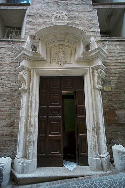 File:Portale Chiesa S.Caterina Urbino.jpg