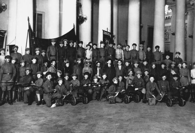 The dissolution of the Constituent Assembly on 6 January 1918. The Tauride Palace is locked and guarded by Trotsky, Sverdlov, Zinoviev, and Lashevich.