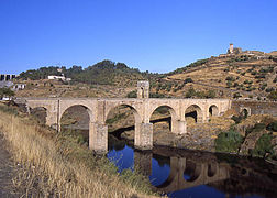 N'arcu (Ponte d'Alcántara), trabaya a compresión na mayor parte de la estructura. Usáu dende l'antigüedá.