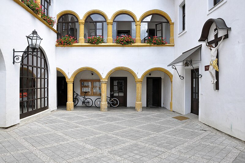 File:Radovljica rectory courtyard 16082012 755.jpg