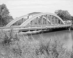 Pelangi Lengkungan Jembatan yang Membentang di Sungai Sheyenne di Main Street, East Valley City (Barnes County, North Dakota).jpg