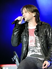 Wilson performing in 2010 Ray Wilson 2 2010.jpg