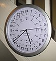 Современные кварцевые часы с 24-часовым циферблатом