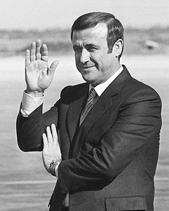 Rifaat al-Assad, commandant du Corps de la défense dans la 1980s.png