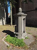Pomp bij de Jacobikerk die is samengesteld uit twee pompen van de Stevensfundatie (rijksmonument).