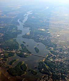 Flygfoto över floden Mille Îles med Pont Marius-Dufresne i förgrunden.