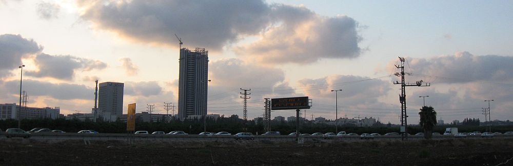 עומס בכביש 4 ליד קריית עתידים לפנות ערב