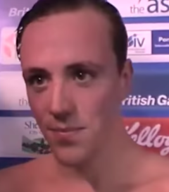 Robbi Renvik 2011 yil Britaniya gaz ASA chempionatida (a) .png 400 metrga erkin usulda suzib g'olib chiqqanidan keyin