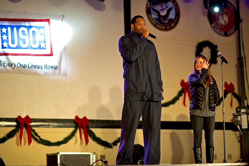 File:Robert Horry and Minka Kelly at Camp Buehring, Kuwait, Dec. 14, 2011.jpg