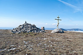 Vue du sommet du Roman-Koch : la croix orthodoxe s'élève près des ruines d'une ancienne chapelle byzantine.