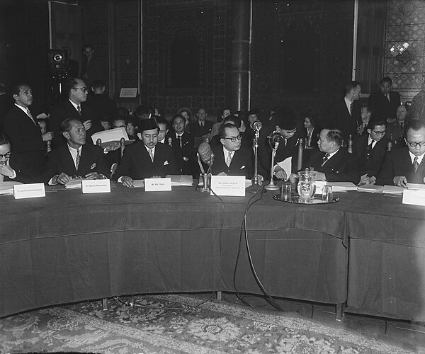 Soekiman (second from left) as part of the Indonesian delegation during the Dutch-Indonesian Round Table Conference.