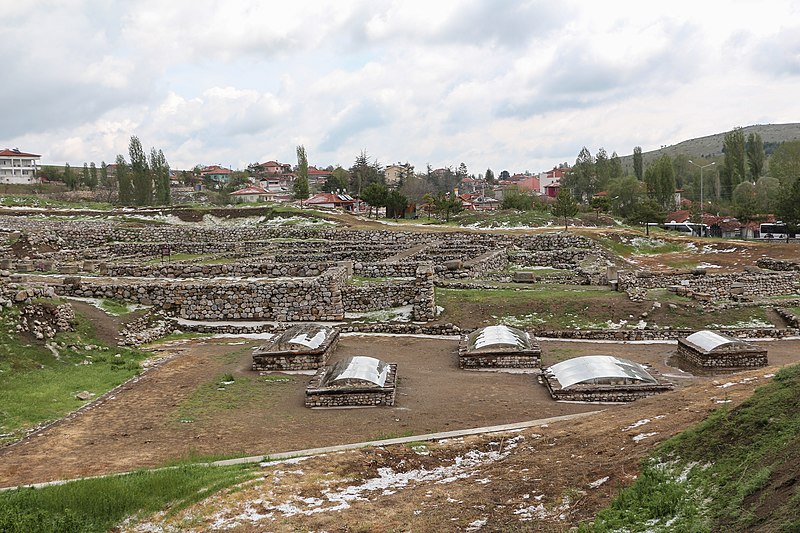 File:Royal tombs, Alaca Höyük 01.jpg