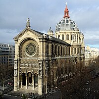 Nhà thờ Saint-Augustin Paris. Mặt tiền với cửa sổ hoa hồng và ô tượng điêu khắc theo phong cách Gothic. Các vòm tròn được mô phỏng theo phong cách Romanesque. Ngược lại, mái vòm dựa trên các mô hình thời Phục Hưng